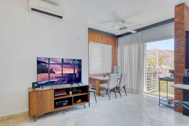 Charming & sunlit condo with pool & balcony - near golf beaches & nightlife - image 9