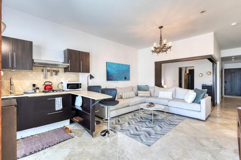 Charming & sunlit condo with pool & balcony - near golf beaches & nightlife - image 10