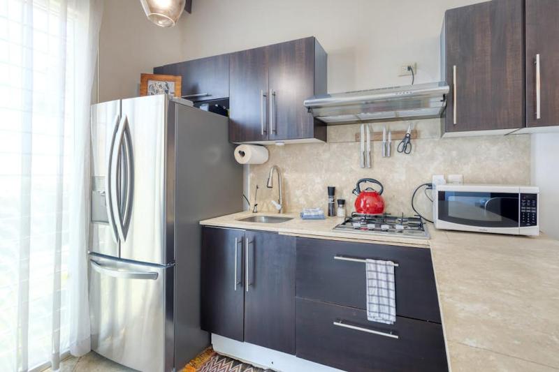 Charming & sunlit condo with pool & balcony - near golf beaches & nightlife - image 5