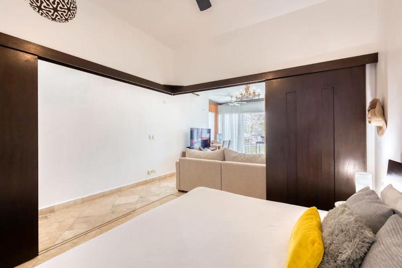 Charming & sunlit condo with pool & balcony - near golf beaches & nightlife - image 6
