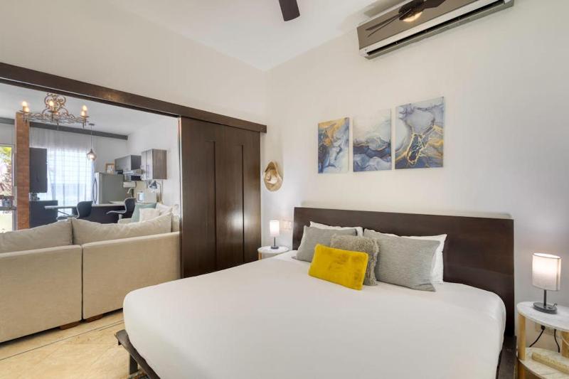 Charming & sunlit condo with pool & balcony - near golf beaches & nightlife - image 8