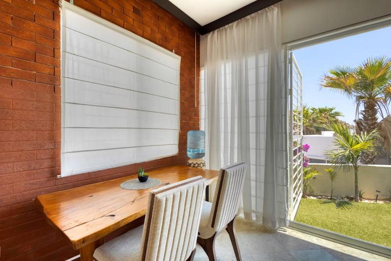 Charming & sunlit condo with pool & balcony - near golf beaches & nightlife - image 11