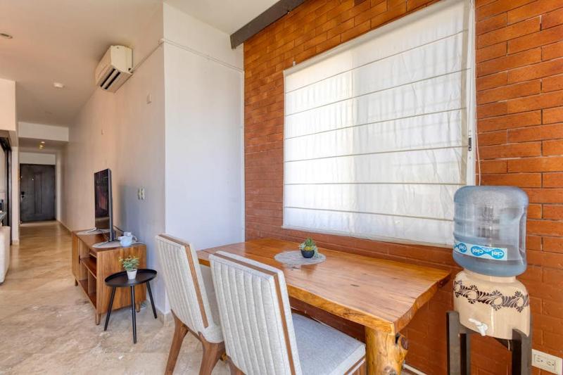 Charming & sunlit condo with pool & balcony - near golf beaches & nightlife - image 16