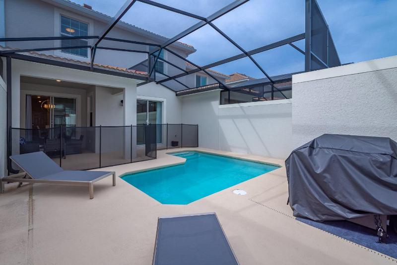4BR Town House with Pool 4809AM - image 13