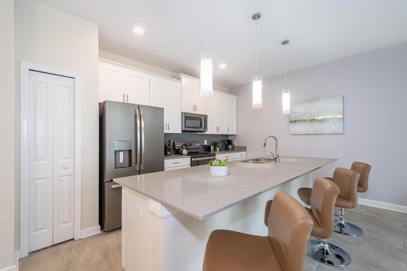 4BR Town House with Pool 4809AM - image 12