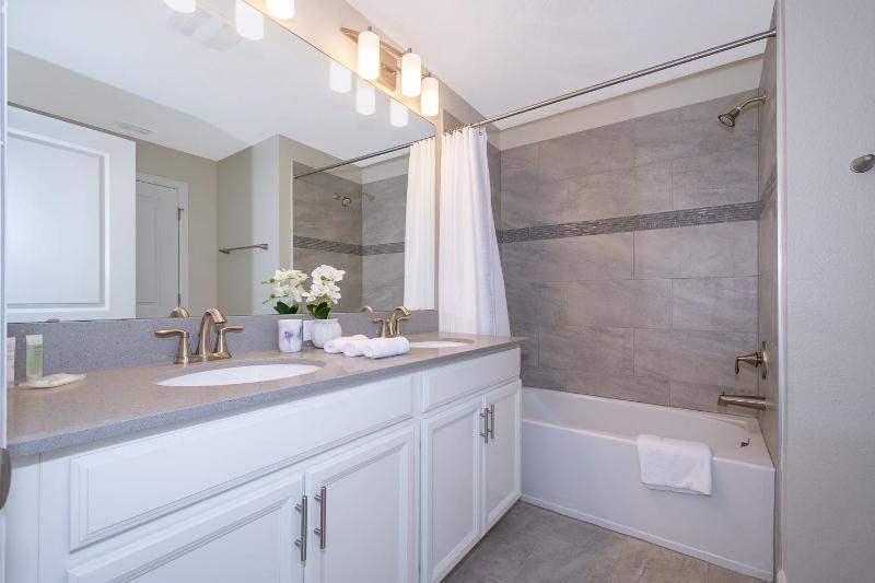 4BR Town House with Pool 4809AM - image 3
