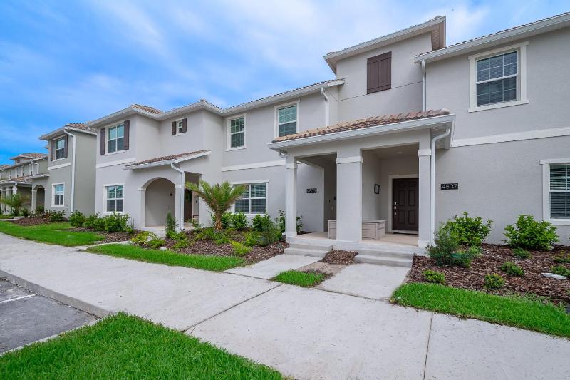 4BR Town House with Pool 4809AM - image 7