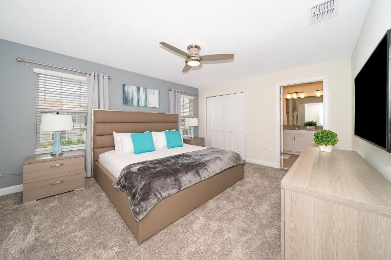 4BR Town House with Pool 4816LN - image 25