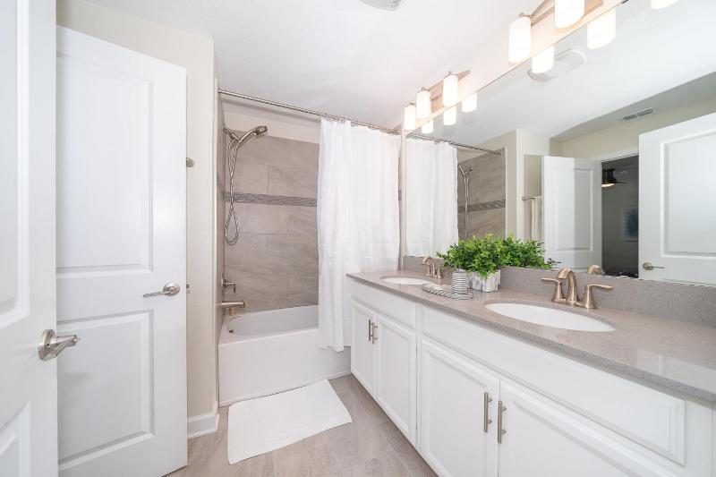 4BR Town House with Pool 4816LN - image 10