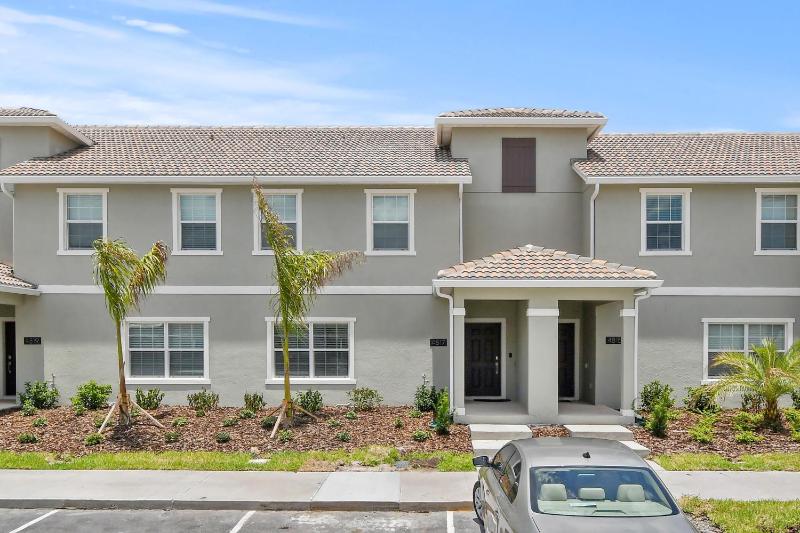 4BR Town House with Pool 4817CO - image 8