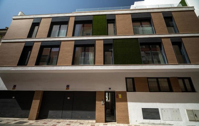 Stylish City-Centre Apartment with Private Terrace Pool & Parking - image 8