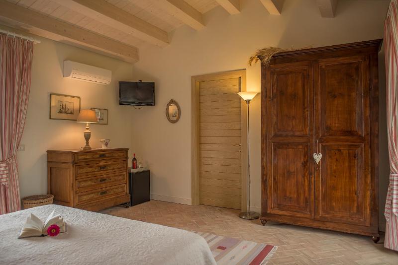 Double Room with Pool View image 4