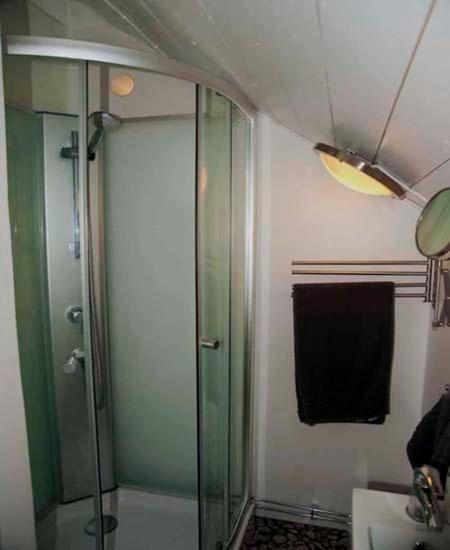 Twin Room image 3