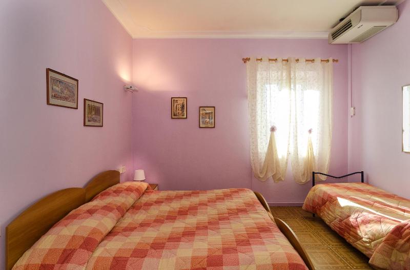 Economy Triple Room with Shared Bathroom image 4