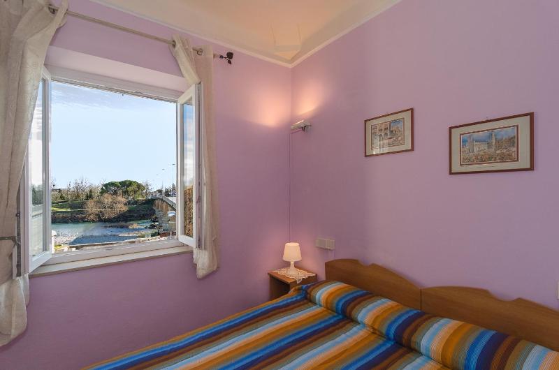 Elite Double Room with Private Bathroom image 3