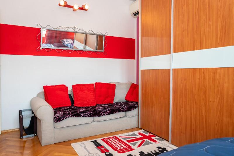 Apartment Near City Center - image 7