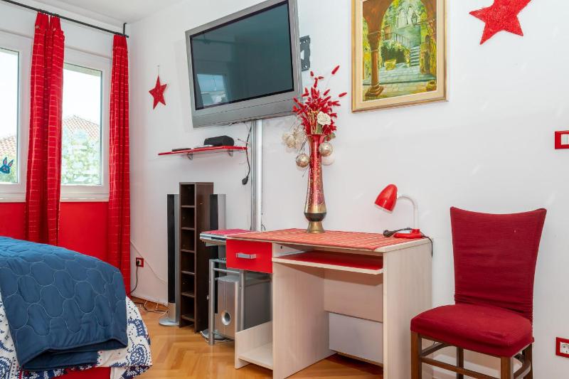 Apartment Near City Center - image 13