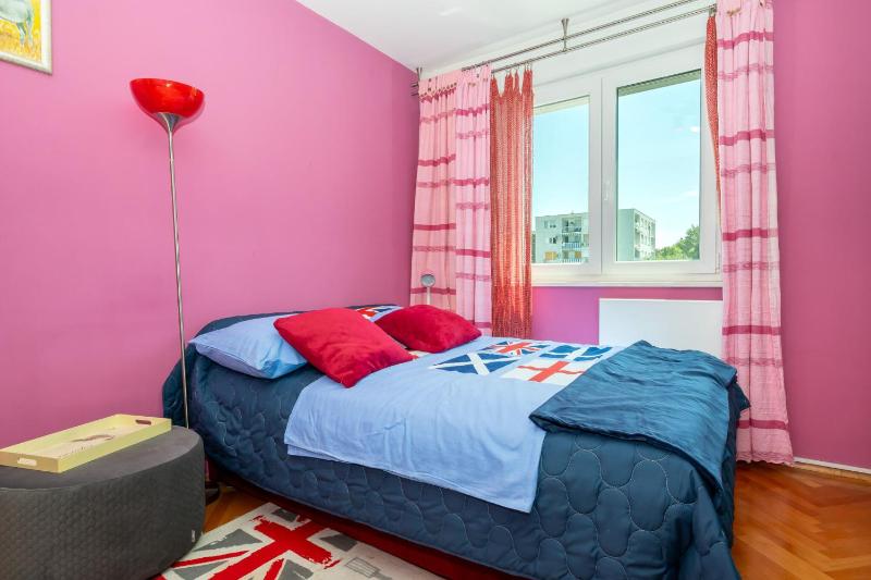 Apartment Near City Center - image 10