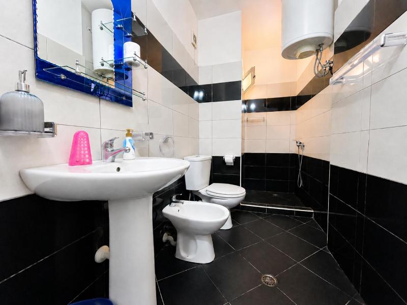 Aron's Apartment 37 - image 9