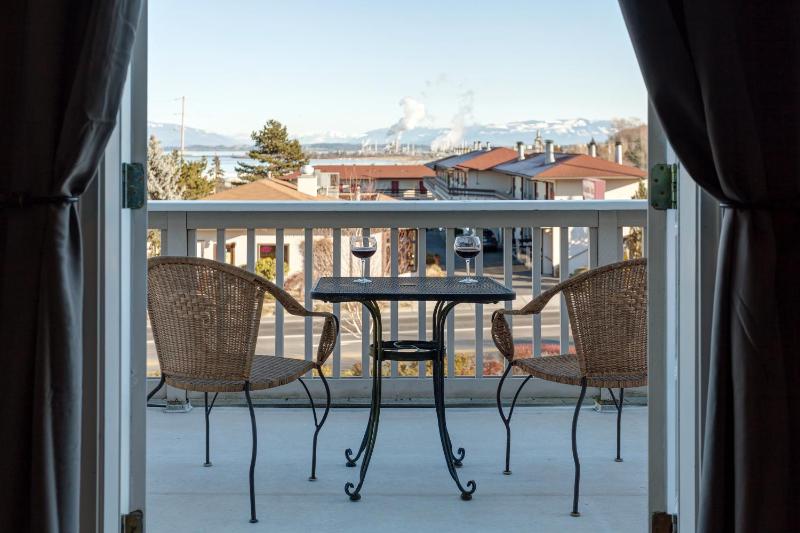 Superior King Room with balcony - Captain's Quarters image 3