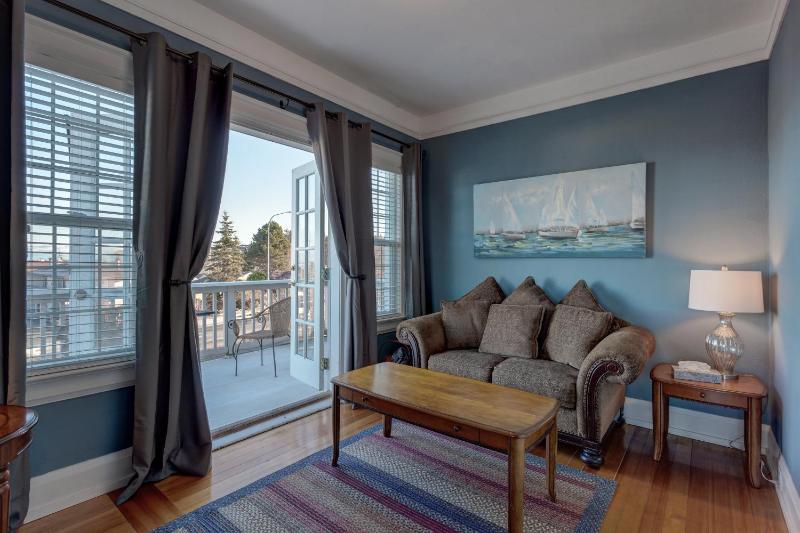 Superior King Room with balcony - Captain's Quarters image 2