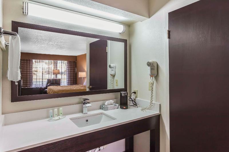 Queen Room with Two Queen Beds - Non-Smoking image 4