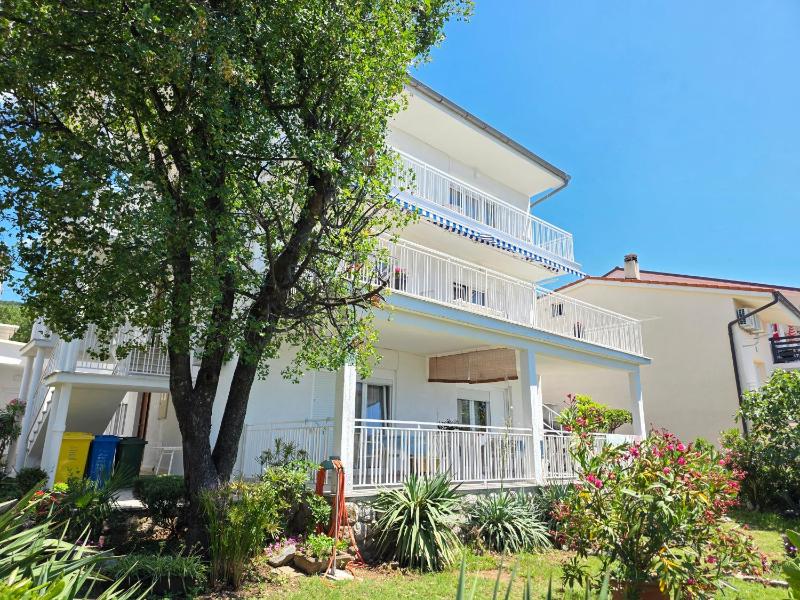BED Apartment with 3 bedrooms and balcony - image 10