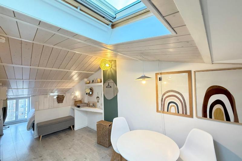 Charming bright apartment in the heart of the city - image 14