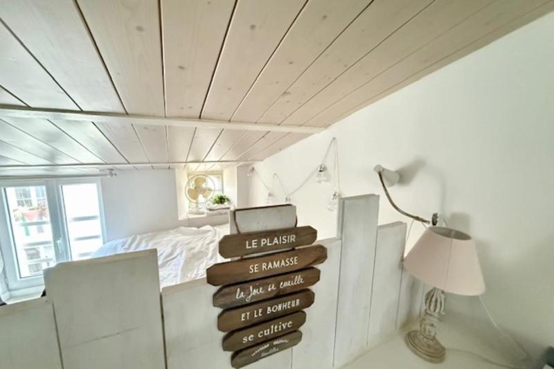 Charming bright apartment in the heart of the city - image 18