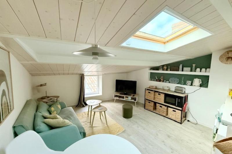 Charming bright apartment in the heart of the city - image 9