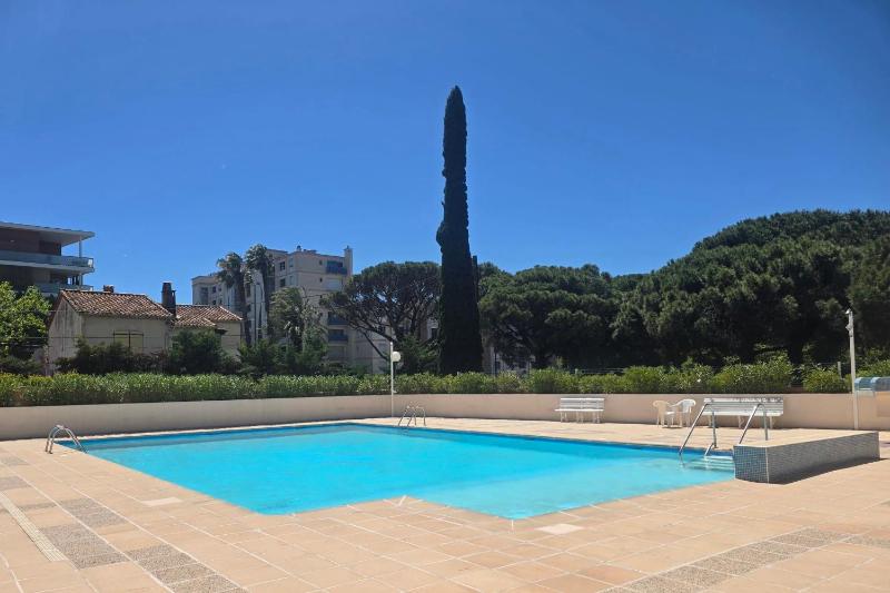 Studio for 4 with pool 350m from beach - image 4
