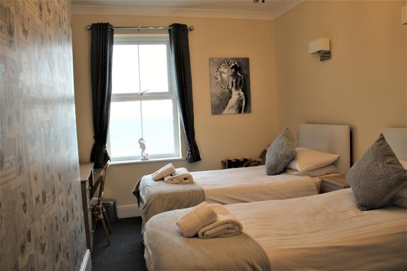 Twin Room image 4
