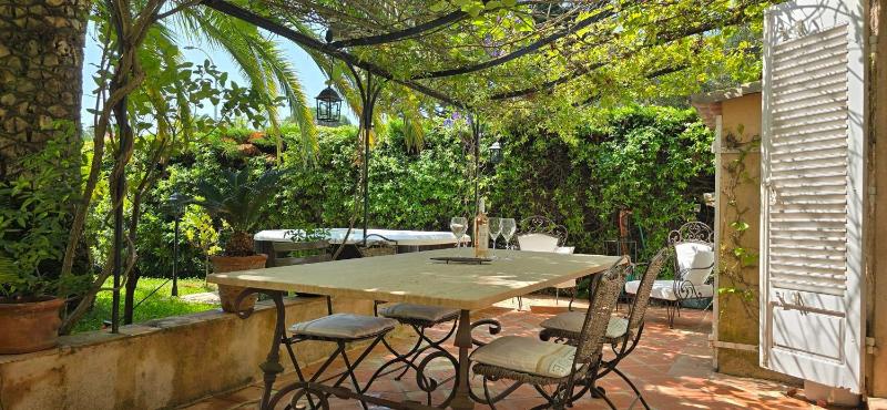 House with garden and jacuzzi - near city center - image 20