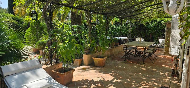 House with garden and jacuzzi - near city center - image 3