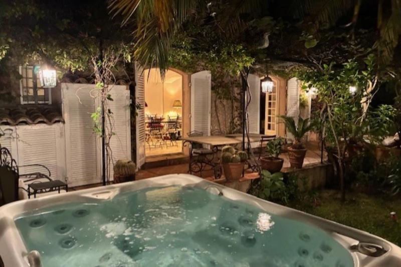 House with garden and jacuzzi - near city center - image 13