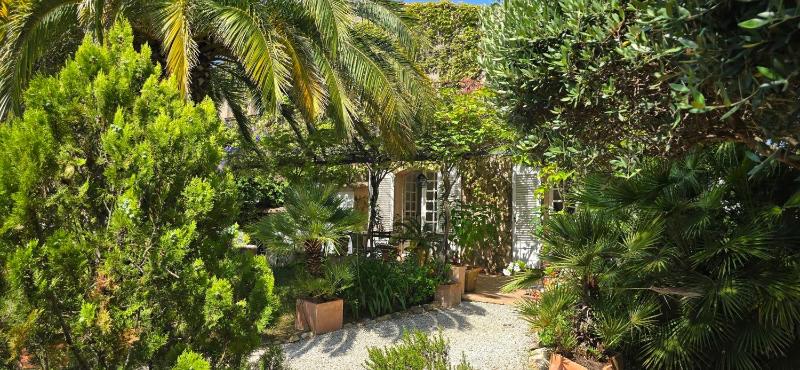 House with garden and jacuzzi - near city center - image 14