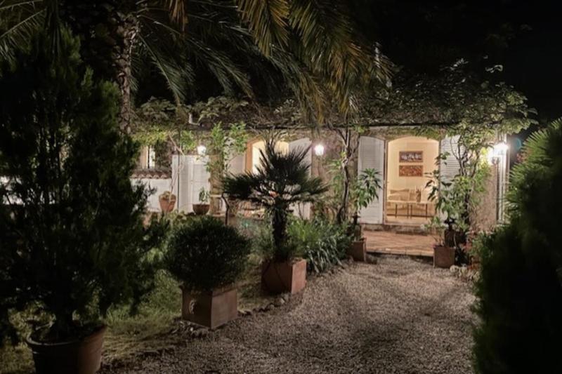 House with garden and jacuzzi - near city center - image 10