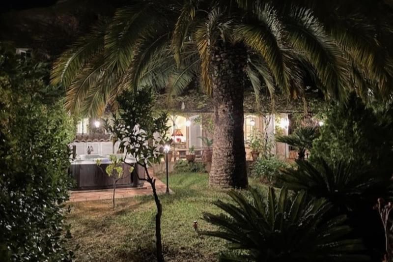 House with garden and jacuzzi - near city center - image 7