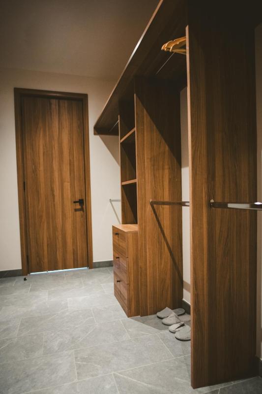 2206- Chic 1BR Near Downtown w Luxe Amenities - image 6