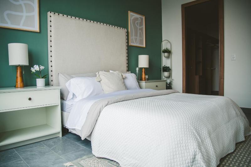 2206- Chic 1BR Near Downtown w Luxe Amenities - image 11