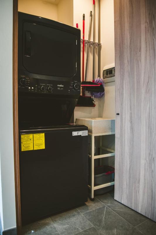 2206- Chic 1BR Near Downtown w Luxe Amenities - image 18