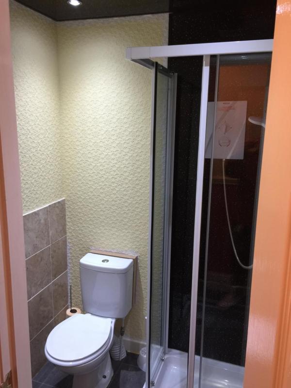 Twin Room with Shower image 4