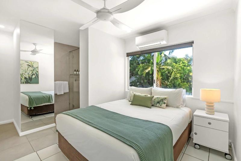 Palm Canopy Haven - Poolside Hideaway by the Marina - image 25