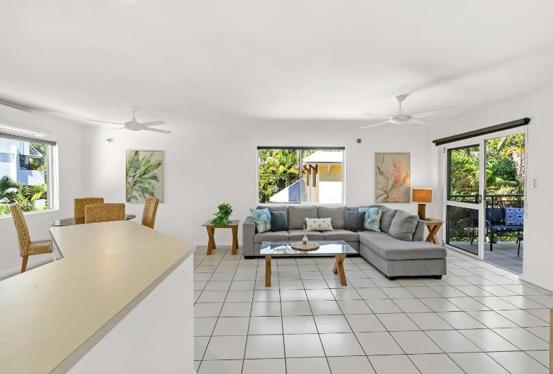 Palm Canopy Haven - Poolside Hideaway by the Marina - image 10