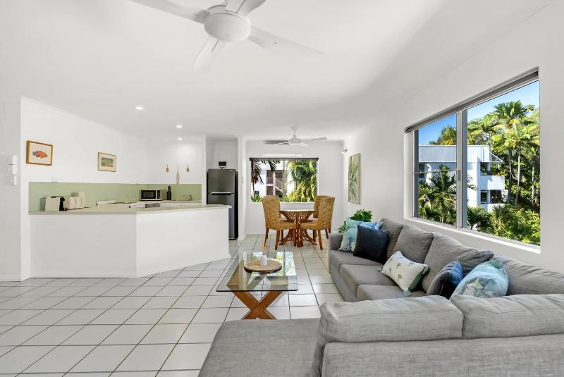 Palm Canopy Haven - Poolside Hideaway by the Marina - image 2