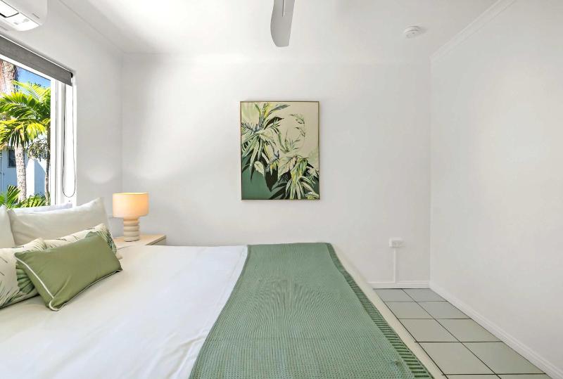 Palm Canopy Haven - Poolside Hideaway by the Marina - image 8