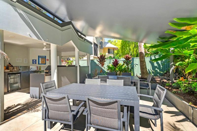 Palm Canopy Haven - Poolside Hideaway by the Marina - image 34