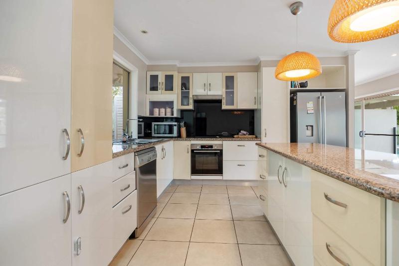Noosa Sunrise - Pet-friendly with Pool - image 10