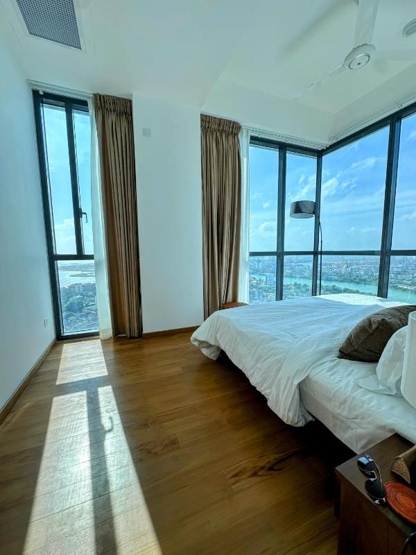 City Escape - Capital Twin Peak - 3Bedroom Luxury Apartment at 44th floor - image 1