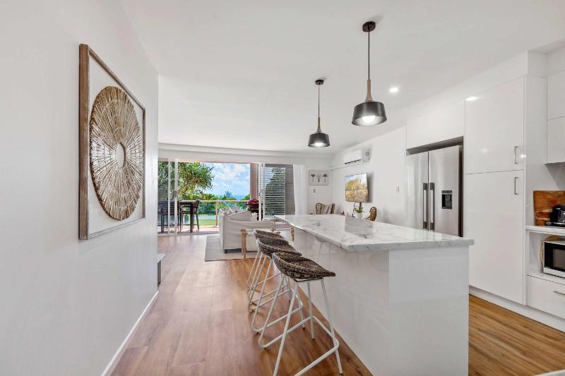 Sophisticated & stylish beachside apartment with pool - image 14